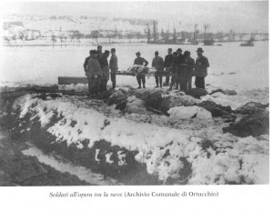 Soldati all’opera tra la neve